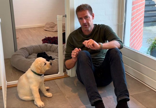 Indl&aelig;ring af alene hjemme med hvalp - dag 1